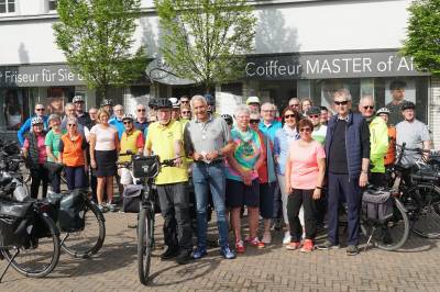 45 Radler vor dem Start auf dem Olfener Marktplatz. 45 Radler vor dem Start auf dem Olfener Marktplatz.