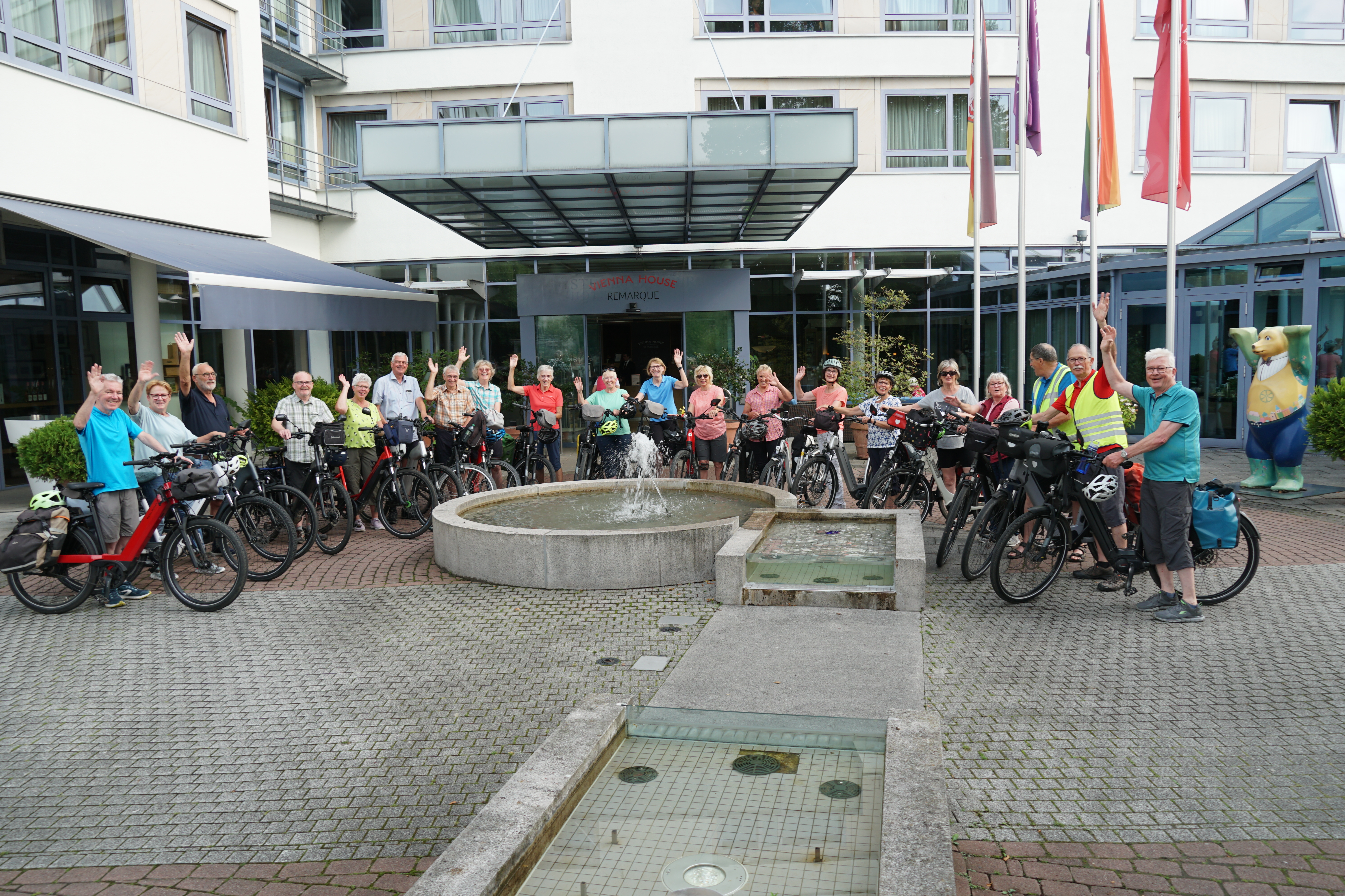Die Radgruppe vor dem Hotel Vienna House by Wyndham Remarque in Osnabrück. Die Radgruppe vor dem Hotel Vienna House by Wyndham Remarque in Osnabrück.